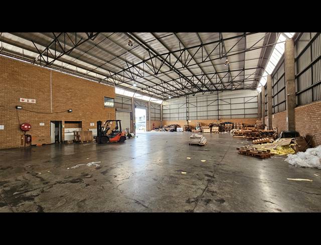 872M² WAREHOUSE TO LET IN JET PARK